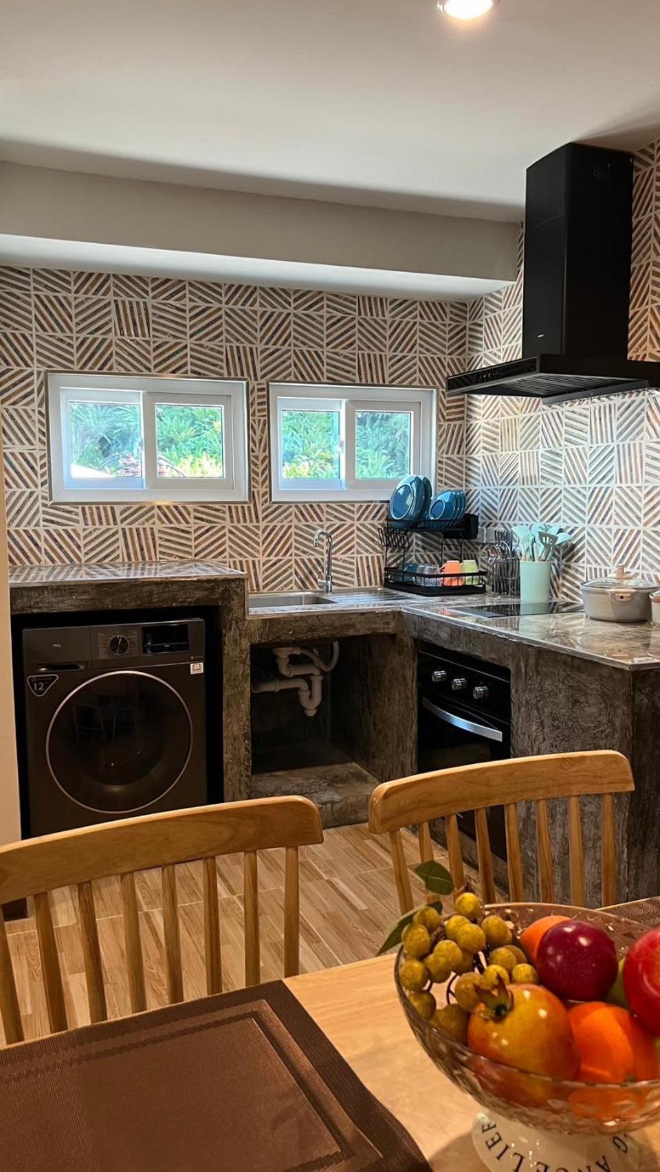 מלון My Friend'S House Karon מראה חיצוני תמונה